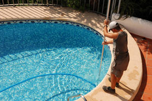 « Faire revivre sa piscine après l’hiver : la méthode complète »