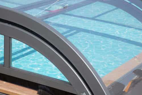 « Un abri piscine en aluminium dans votre jardin »